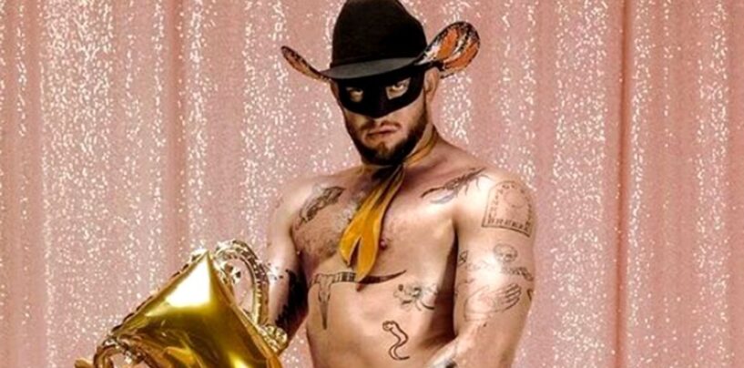 Orville Peck pose avec son masque et RIEN d'autre et la réaction d'Internet a soif AF