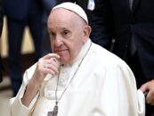 Le pape François utilise encore une fois des insultes homophobes contre les prêtres homosexuels