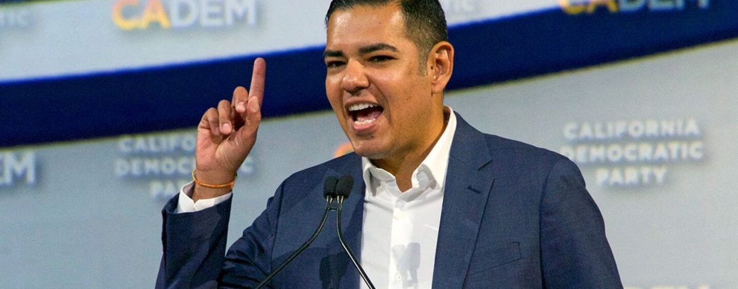 Le représentant Robert Garcia : « L'armée qui a vaincu Hitler et sauvé le monde comprenait des drag queens »