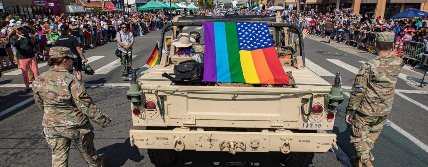 Un ancien combattant s'est déclaré gay dans sa nécrologie.  Aujourd'hui, sa famille salue son dernier « salut »