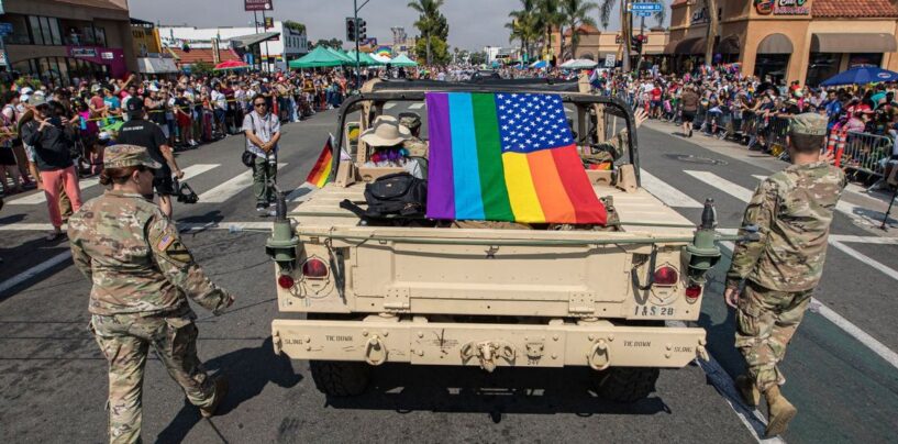 Un ancien combattant s'est déclaré gay dans sa nécrologie.  Aujourd'hui, sa famille salue son dernier « salut »