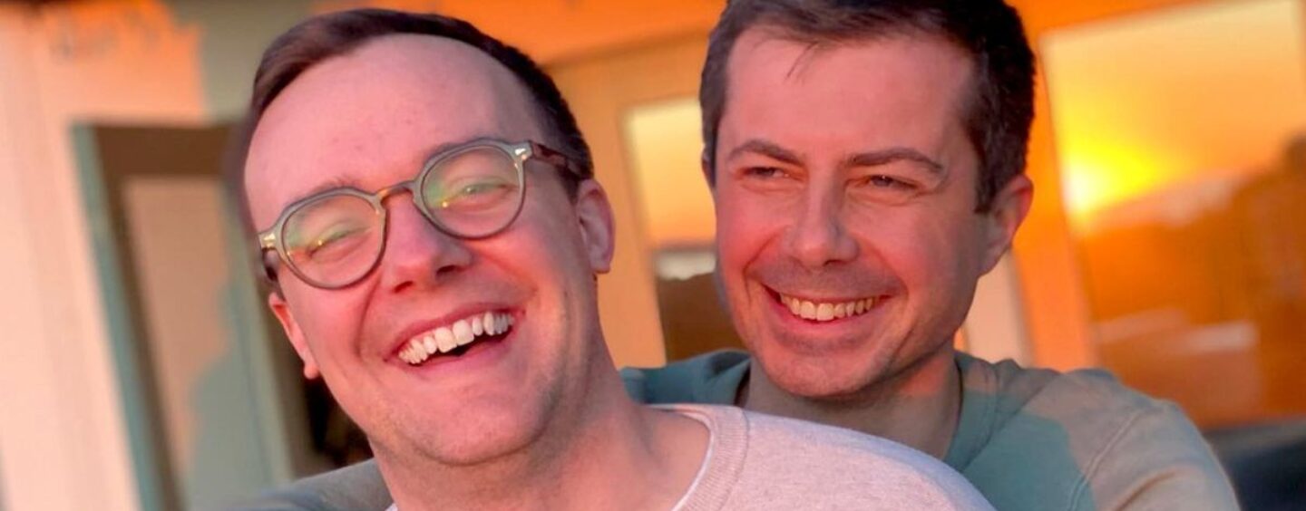 Regardez Pete Buttigieg retenir ses larmes de joie en discutant de la vie avec son mari Chasten et ses jumeaux