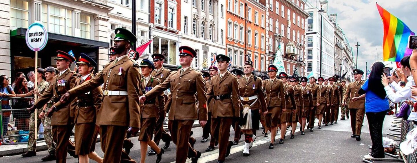 Un soldat retrouve son insigne de cérémonie après avoir été emprisonné et libéré pour baiser gay en 1983