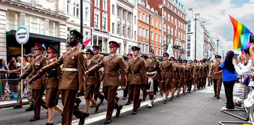 Un soldat retrouve son insigne de cérémonie après avoir été emprisonné et libéré pour baiser gay en 1983