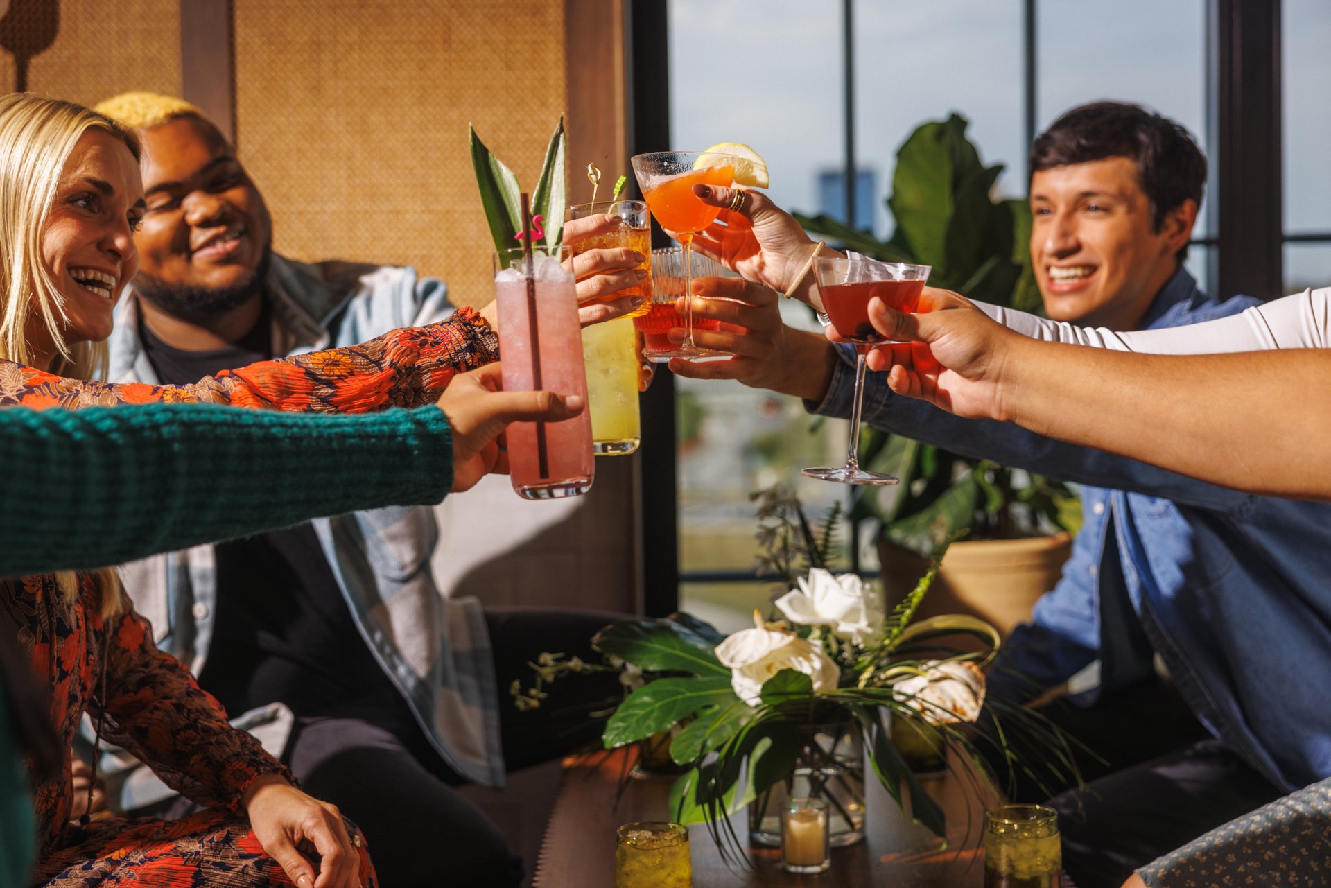 Personnes appréciant des boissons au bar