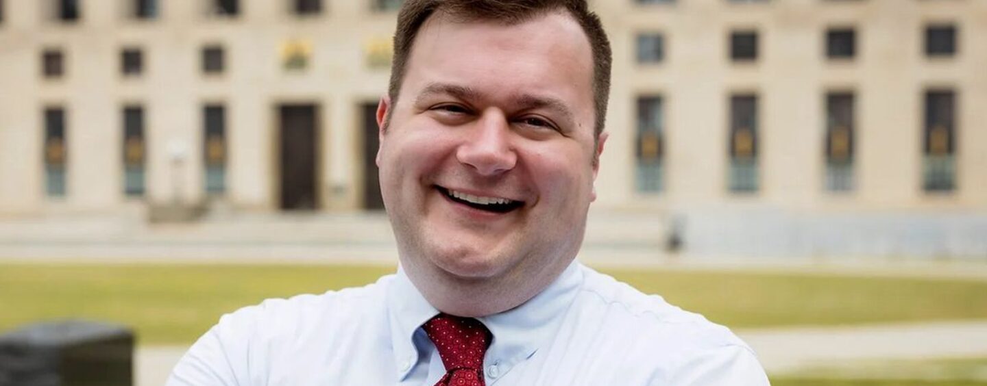 Premier membre du conseil scolaire LGBTQ+ du Tennessee : « faites attention » à votre gouvernement local