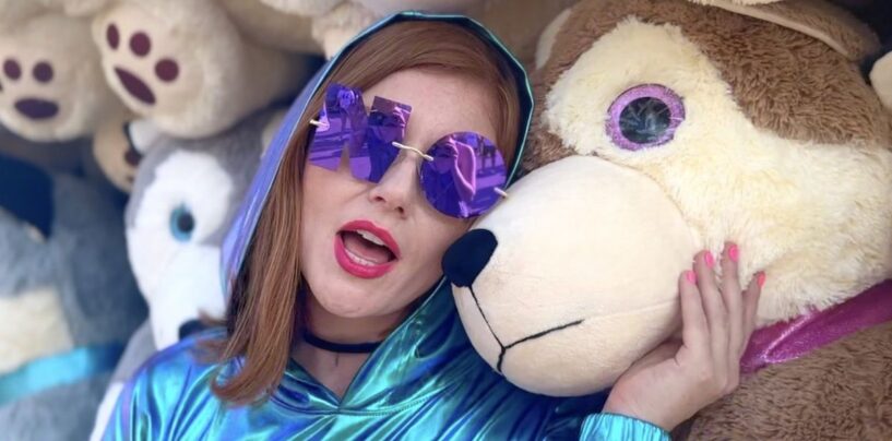 Regardez : la vidéo de la femme queer Holly Cinnamon pour le nouveau bop dit « Boo Hoo » aux ennemis