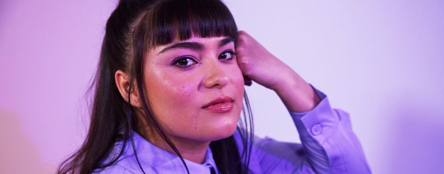 Devery Jacobs n'avait pas la « possibilité de rester dans le placard » — et elle ne le voulait pas