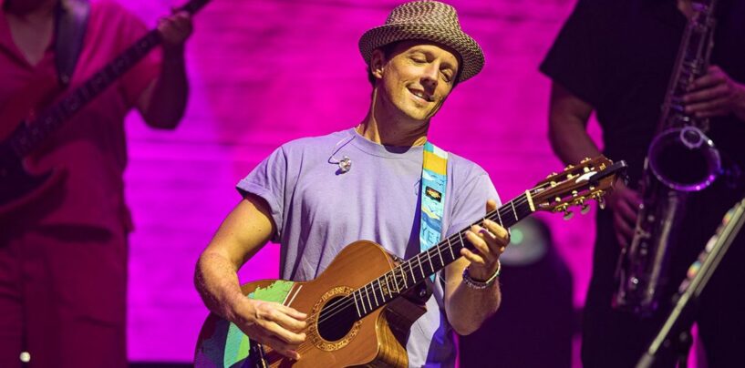 Jason Mraz explique pourquoi il a attendu avant de faire son coming out : « Être gay, c'était comme la chute d'une blague »