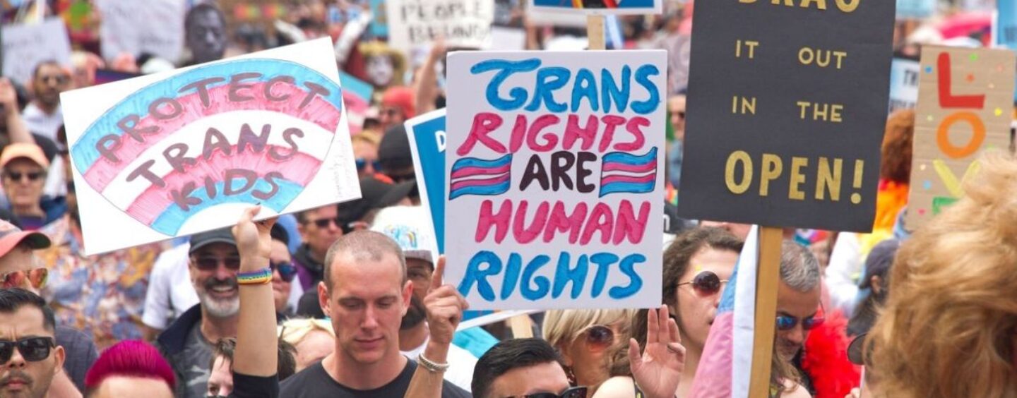 La Maison Blanche clarifie son soutien aux soins de réaffirmation du genre pour les jeunes transgenres après une réaction négative (exclusif)
