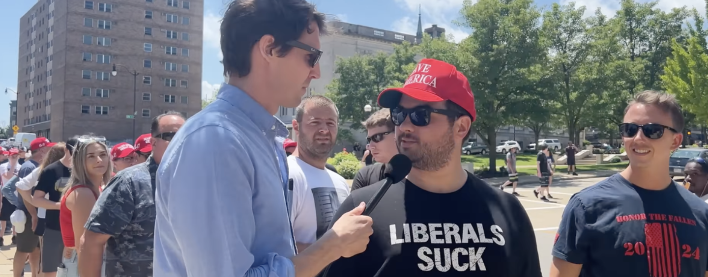 20 réactions HILARANTES à un homme portant un t-shirt « Les libéraux sont nuls » qui se montre ouvertement BÊTE