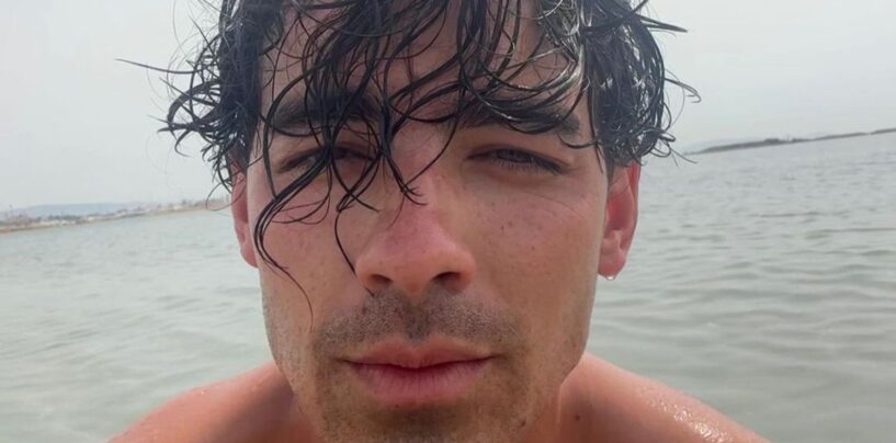 Regardez Joe Jonas se vanter de son score sur WikiFeet et taquiner l'ère OnlyFeet