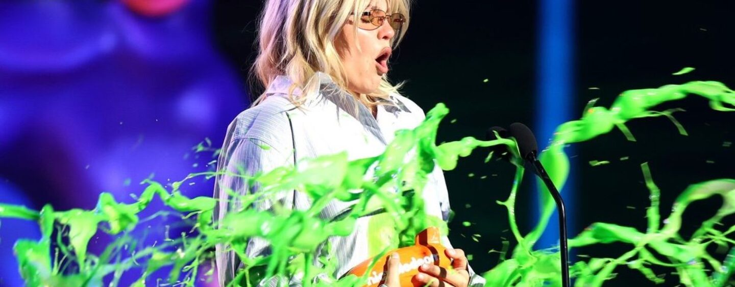 Reneé Rapp se fait couvrir de slime par sa victoire aux Nickelodeon Kids' Choice Awards qui nous fait RESSENTIR DES CHOSES