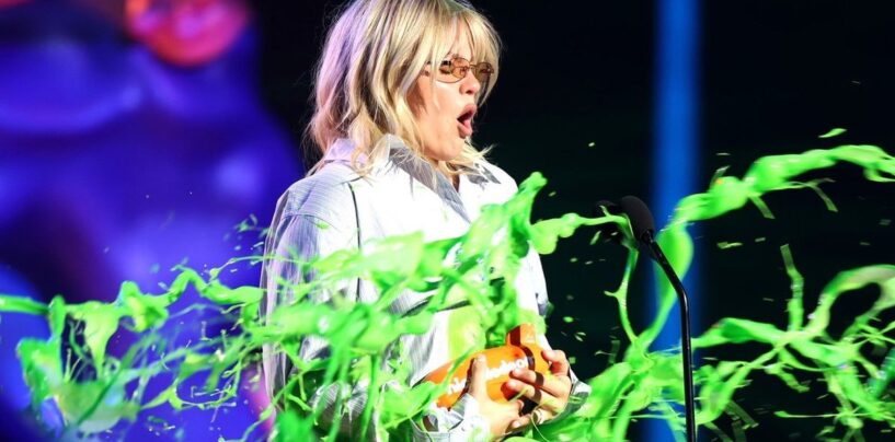 Reneé Rapp se fait couvrir de slime par sa victoire aux Nickelodeon Kids' Choice Awards qui nous fait RESSENTIR DES CHOSES