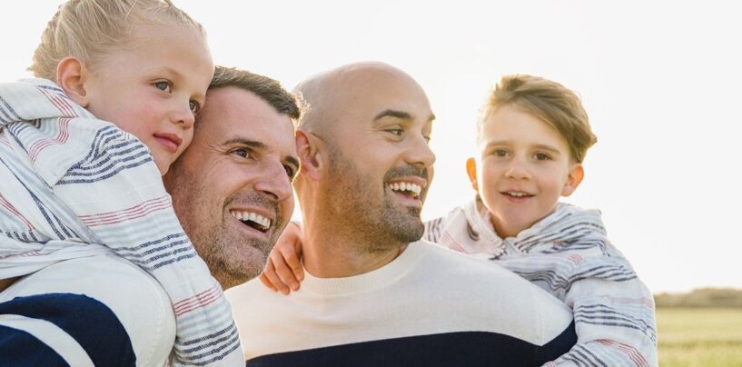 18 % des adultes LGBTQ+ sont parents et élèvent plus de 5 millions d'enfants