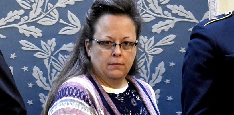Kim Davis tente de faire annuler l'égalité du mariage par la Cour suprême