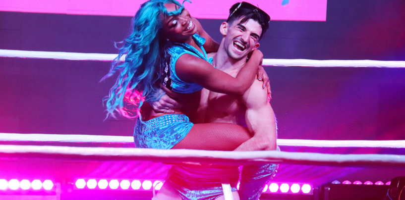Pound Town Wrestling met les lutteurs homosexuels au premier plan et nous sommes assis