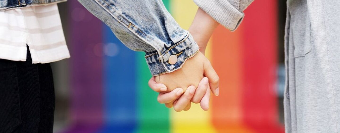 18 % des adultes LGBTQ+ n'ont jamais fait leur coming out — Voici pourquoi