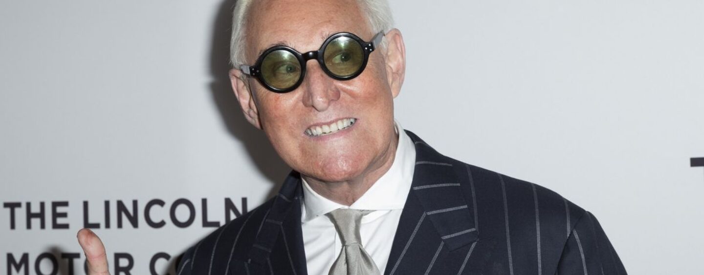 25 réactions hilarantes qui critiquent la danse CRINGEY du républicain Roger Stone sur le terrible rap de Trump