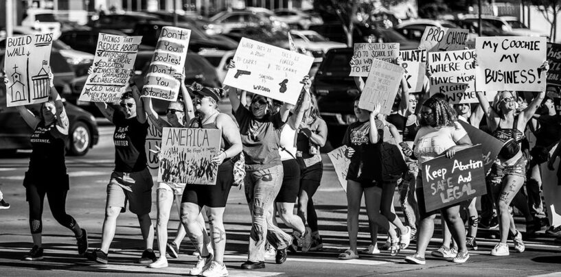 La Cour suprême du Nebraska confirme la loi anti-trans et anti-avortement