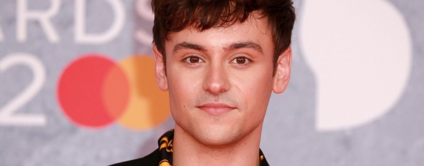 Tom Daley montre le pull qu'il a tricoté pour les Jeux Olympiques de Paris