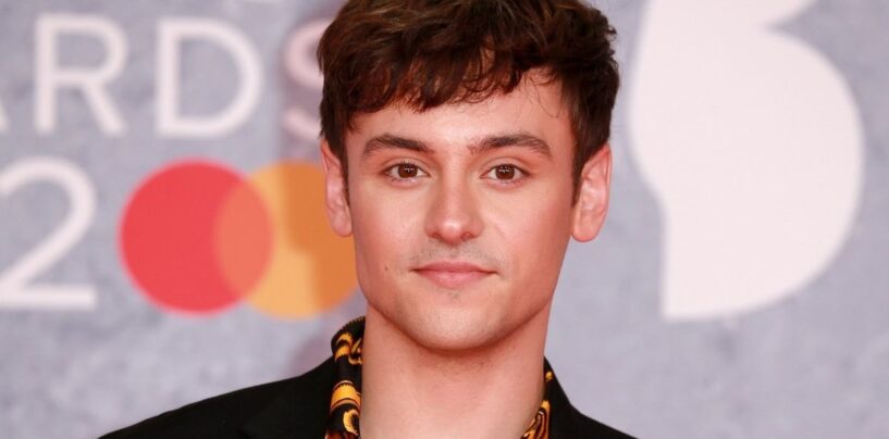 Tom Daley montre le pull qu'il a tricoté pour les Jeux Olympiques de Paris