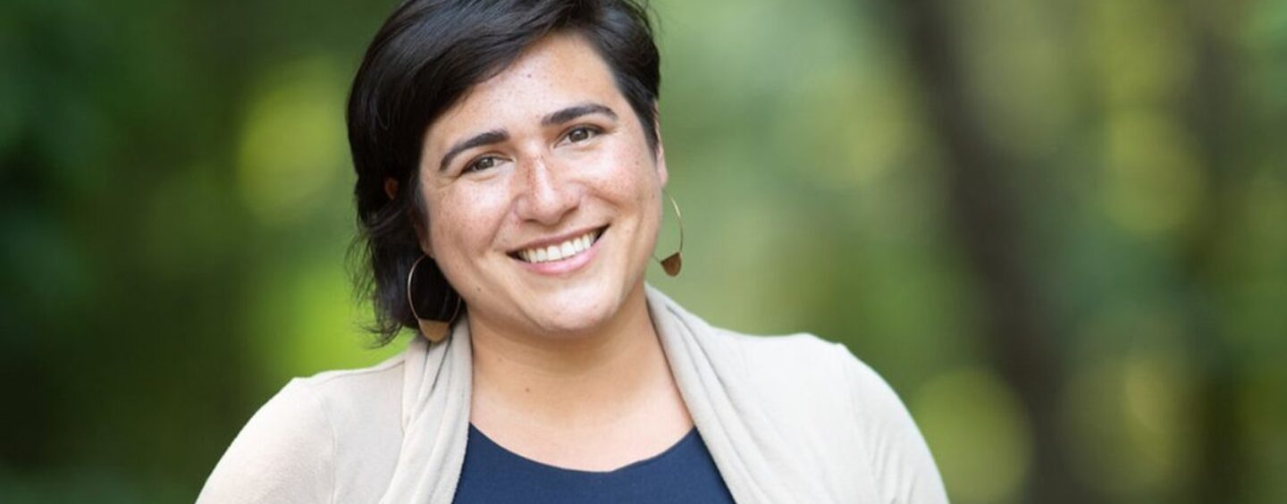 Emily Randall semble être la première Latina LGBTQ+ à siéger au Congrès. Aujourd'hui, elle se prépare à sa primaire