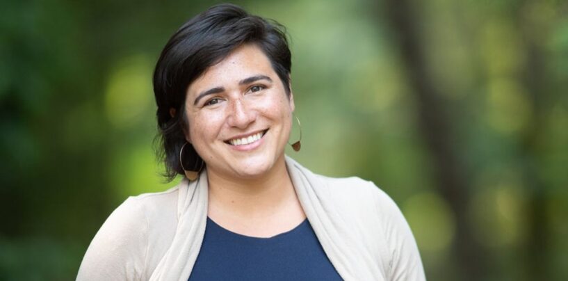 Emily Randall semble être la première Latina LGBTQ+ à siéger au Congrès. Aujourd'hui, elle se prépare à sa primaire