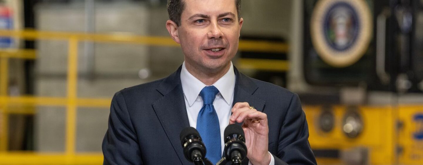 6 fois Pete Buttigieg a DÉTRUIT les Républicains avec une riposte épique