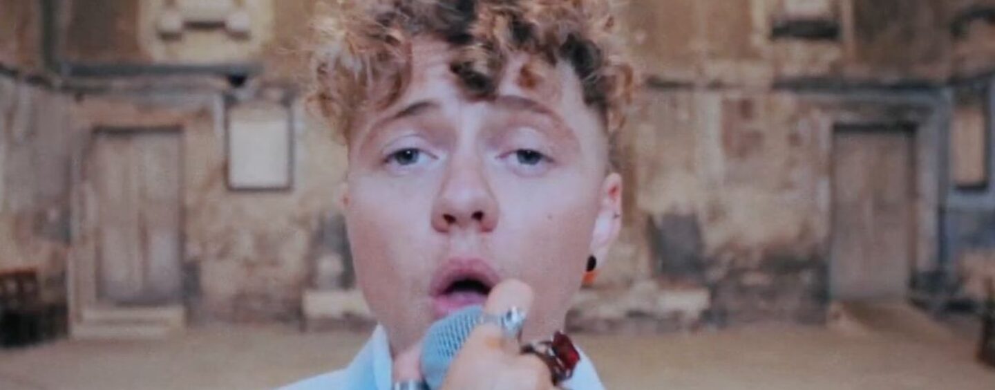 Regardez Dylan Holloway de « X Factor » partager des duos PUISSANTS avec son « ancien moi »