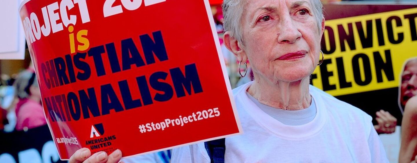 Une vidéo effrayante du Projet 2025 demande aux Américains de « cracher » le langage inclusif en matière de genre « avant de s'étouffer avec »