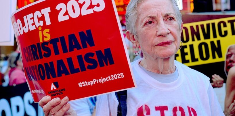 Une vidéo effrayante du Projet 2025 demande aux Américains de « cracher » le langage inclusif en matière de genre « avant de s'étouffer avec »