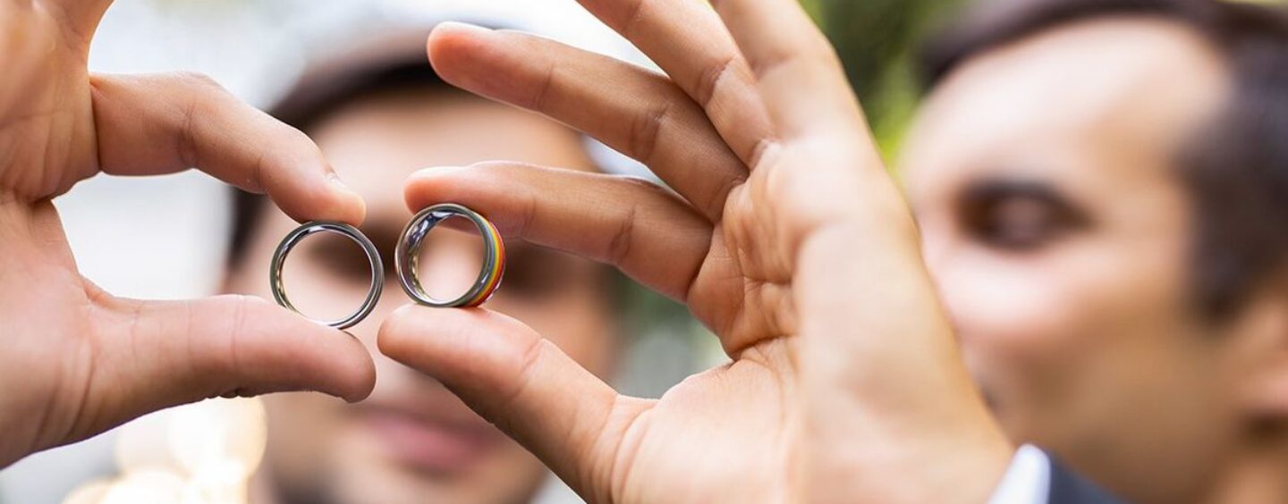 Un couple gay a été refoulé par un vendeur de mariage chrétien. Leur grand-mère de 90 ans a eu la meilleure réponse