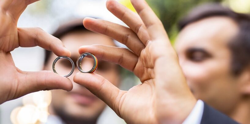 Un couple gay a été refoulé par un vendeur de mariage chrétien. Leur grand-mère de 90 ans a eu la meilleure réponse
