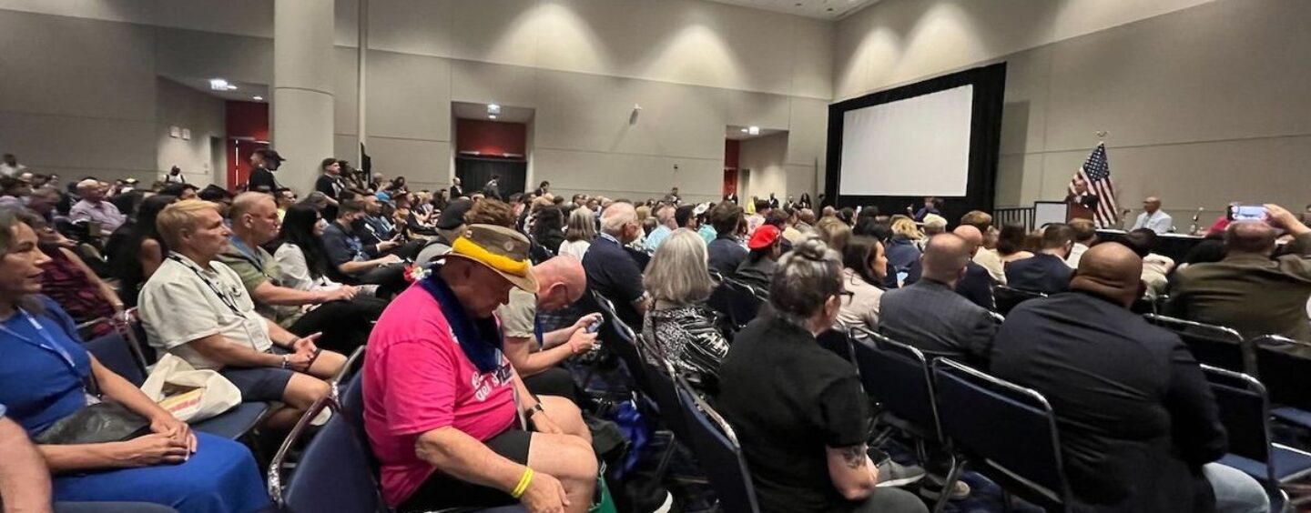 Tim Walz critique le parti républicain pour ses restrictions sur les libertés : « Les droits ne fonctionnent pas comme une tarte. Il y en a assez pour tout le monde. »