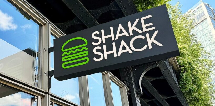 Un couple gay violemment battu par des employés de Shake Shack après s'être embrassé, semble-t-il le montrer dans une vidéo
