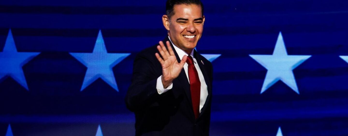 Le représentant gay Robert Garcia salue la gentillesse de Kamala Harris dans son discours à la DNC