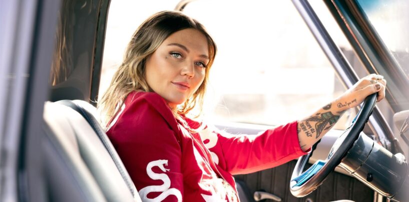 Elle King redouble d'efforts pour soutenir sa communauté LGBTQ+ et défie les croyances de son père (exclusif)