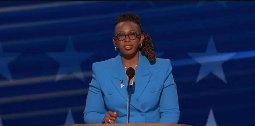 Kelley Robinson, de HRC, au DNC : « Nous luttons pour la liberté LGBTQ+ « sans exception » »