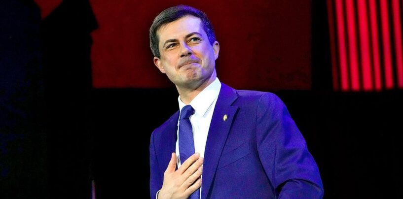 Pete Buttigieg intronisé au Temple de la renommée politique LGBTQ+ lors du DNC