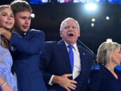 Les meilleures plaisanteries et les moments émouvants du troisième jour du DNC où Tim Walz et sa famille ont volé la vedette