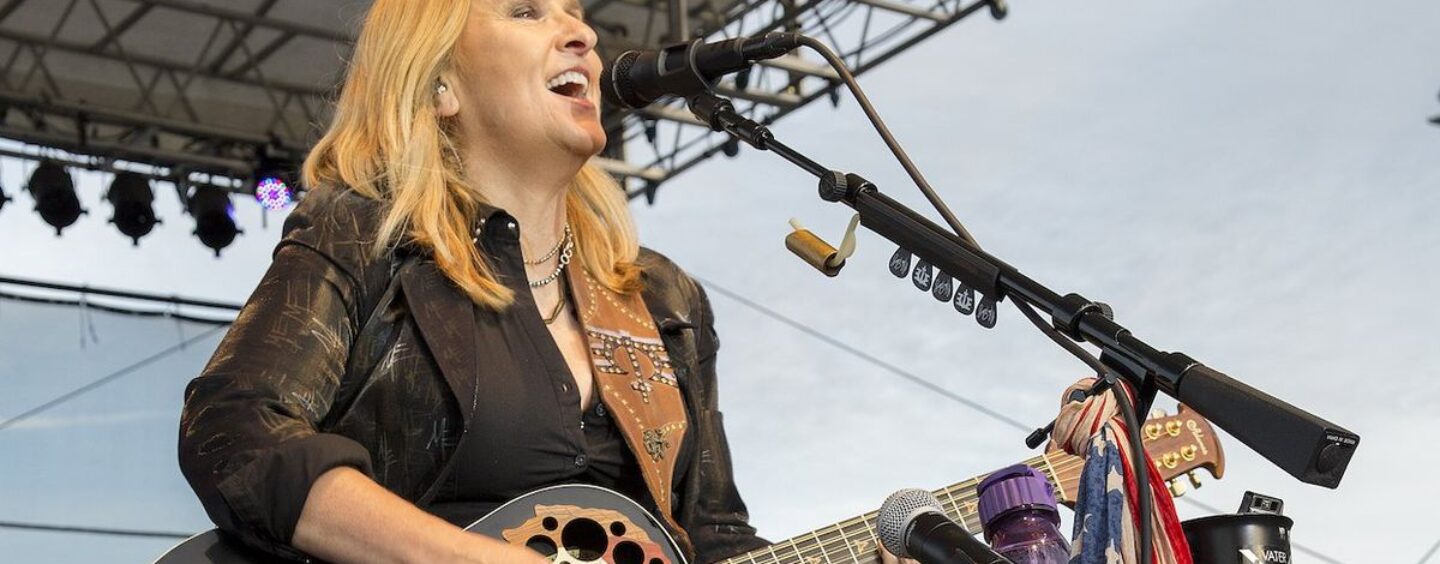 Melissa Etheridge parle de sa fierté d'être une « mère » d'artistes homosexuels et du pouvoir de guérison de la musique