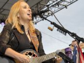 Melissa Etheridge parle de sa fierté d'être une « mère » d'artistes homosexuels et du pouvoir de guérison de la musique