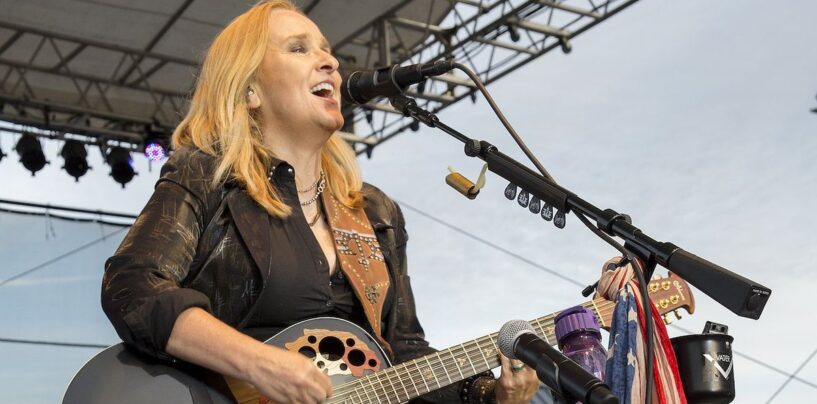 Melissa Etheridge parle de sa fierté d'être une « mère » d'artistes homosexuels et du pouvoir de guérison de la musique