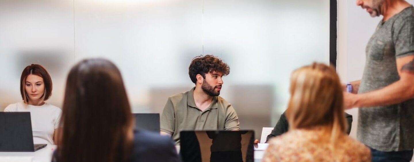 Faire son coming out au travail peut conduire à la discrimination, selon l'Institut Williams
