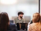 Faire son coming out au travail peut conduire à la discrimination, selon l'Institut Williams