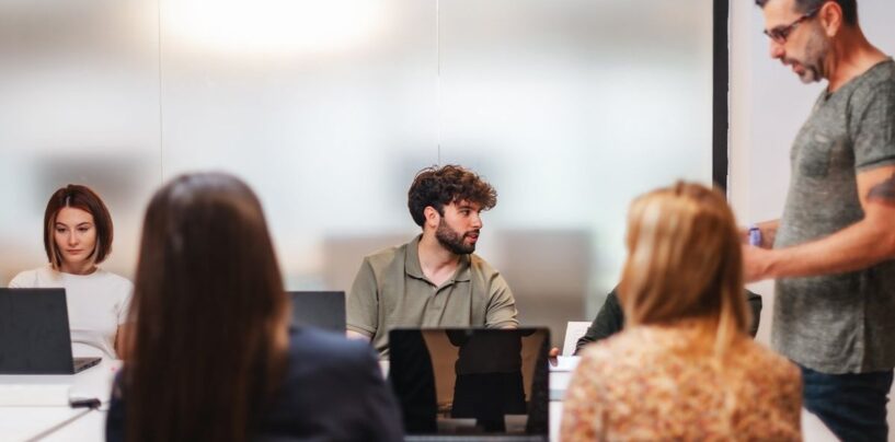 Faire son coming out au travail peut conduire à la discrimination, selon l'Institut Williams