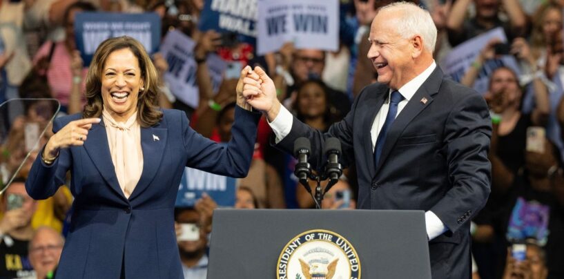 30 réactions hystériques à Tim Walz qui fait une blague sur JD Vance et on ne peut pas s'empêcher de rire