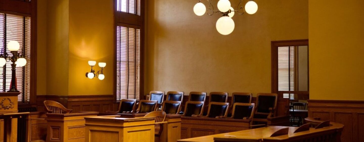 Les palais de justice pourraient-ils servir de modèle pour des toilettes transgenres sûres ?