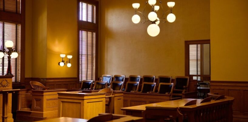 Les palais de justice pourraient-ils servir de modèle pour des toilettes transgenres sûres ?